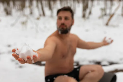 мужчина заколяется