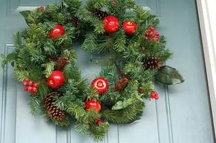 Не хочется наряжать елку? Украсьте дом еловыми венками — вот как их делают своими руками