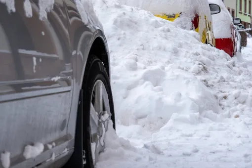Почему огромные сугробы подолгу не могут растаять? Почему огромные сугробы подолгу не могут растаять?