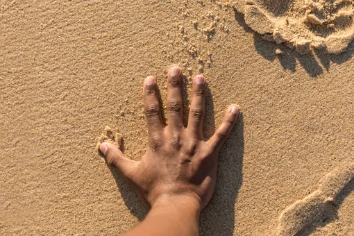 рука на песке рука на песке