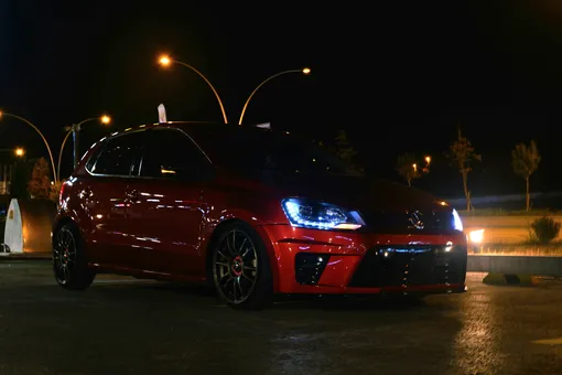 Красный автомобиль в ночное время Красный автомобиль в ночное время