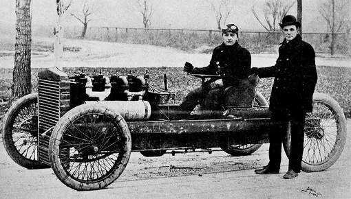 Справа Генри Форд с гонщиком Барни Олдфилдом, 1902 год Справа Генри Форд с гонщиком Барни Олдфилдом, 1902 год