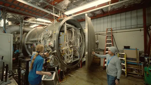 Прототип двигателя находится в вакуумной установке JPL для конденсируемого металлического топлива (CoMeT) — уникальном объекте, предназначенном для безопасного испытания двигателей, использующих металлическое пароводное топливо, в рамках потенциальных электрических двигательных установок мегаваттного класса.