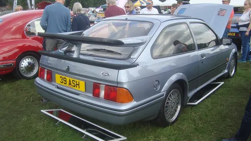 Заряженная версия Sierra RS Cosworth удивила эстетов огромным антикрылом на крышке багажника. Sierra RS Cosworth