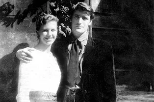 Жизнь Теда Хьюза, британского поэта, известного своими стихами и трагической связью с поэтессой Сильвией Плат Жизнь Теда Хьюза, британского поэта, известного своими стихами и трагической связью с поэтессой Сильвией Плат