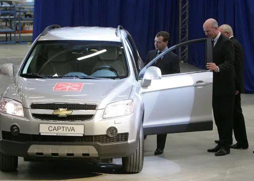 завод gm в шушарах — показ chevrolet captiva дмитрию медведеву завод gm в шушарах — показ chevrolet captiva дмитрию медведеву