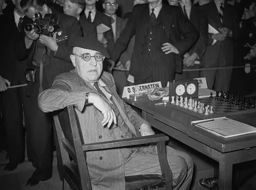 Осип Бернштейн на турнире в 1946 году. /