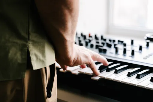 Обман слуха: как музыкальному продюсеру использовать искусственный интеллект