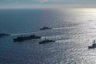 США показали свои корабли у российской границы