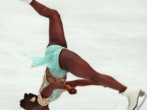 Сурью Бонали исполняет сальто на Олимпиаде-1998 в Нагано. Она сделала его с приземлением на одну ногу, что само по себе было уникально. Сальто было запрещено, но спортсменка сознательно пошла на потерю баллов.