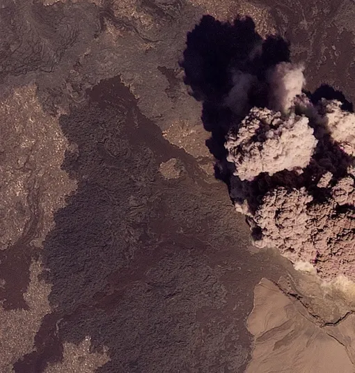Извержение вулкана Хайли Губби в Эфиопии привело к образованию большого облака пепла, которое видно из космоса. Съемка спутника Meteosat-12 с высоты 36 000 км над Землей 23 ноября в 13:40 UTC. Извержение вулкана Хайли Губби в Эфиопии привело к образованию большого облака пепла, которое видно из космоса. Съемка спутника Meteosat-12 с высоты 36 000 км над Землей 23 ноября в 13:40 UTC.