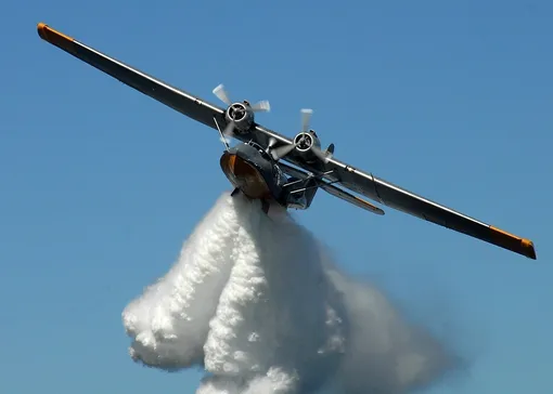 PBY Catalina тушит пожар