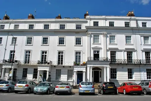 Место рождения Алистера Кроули — Ройал-Лемингтон-Спа, Уорикшир, Англия. Он происходил из богатой семьи. /