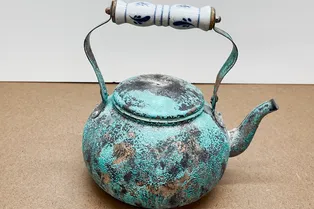 Шанс на будущее: посмотрите, как реставрируют старинный медный чайник