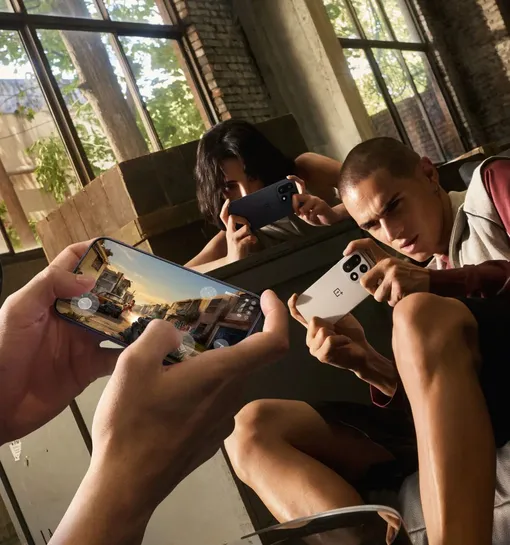 На фотографии смартфон OnePlus 15 Небольшой смартфон с емким аккумулятором и зум-камерой