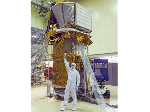 9 сентября 2003 года в чистой комнате центра NASA имени Годдарда запечатлен готовый космический аппарат Swift. Перед ним Нил Герелс, первый главный исследователь миссии, указывает на приборы в верхней части аппарата. 9 сентября 2003 года в чистой комнате центра NASA имени Годдарда запечатлен готовый космический аппарат Swift. Перед ним Нил Герелс, первый главный исследователь миссии, указывает на приборы в верхней части аппарата.