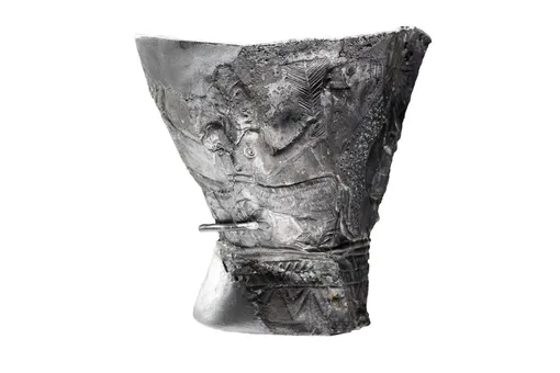 Древнейший образ сотворения мира нашли на серебряном кубке возрастом 4300 лет Древнейший образ сотворения мира нашли на серебряном кубке возрастом 4300 лет