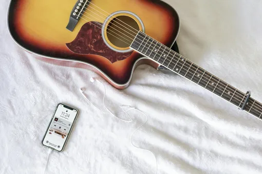 guitar and smartphone