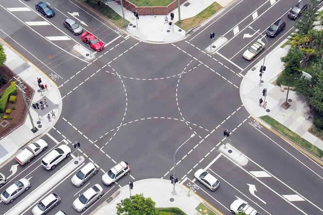 Выход из этой ситуации на дороге найдут только бывалые водители: решите самый сложный вопрос из ПДД