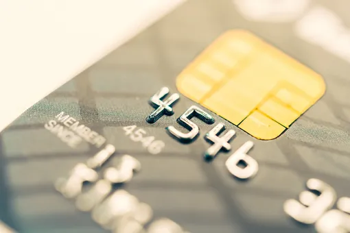 Не путайте NFC-чип на банковской карте с контактным чипом. Функция бесконтактной оплаты «вшита» внутрь пластика NFC в банковской карте