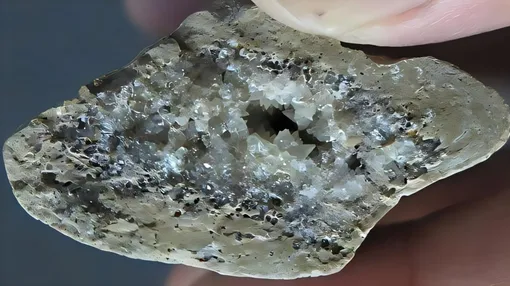 Lingjing arkeolojik alanında kazılan bir kemiğin içinde bulunan kristaller, alanın ve orada bulunan aletlerin 146.000 yıl önce sona eren bir buzul çağına ait olduğunu belirlemek için kullanıldı.
