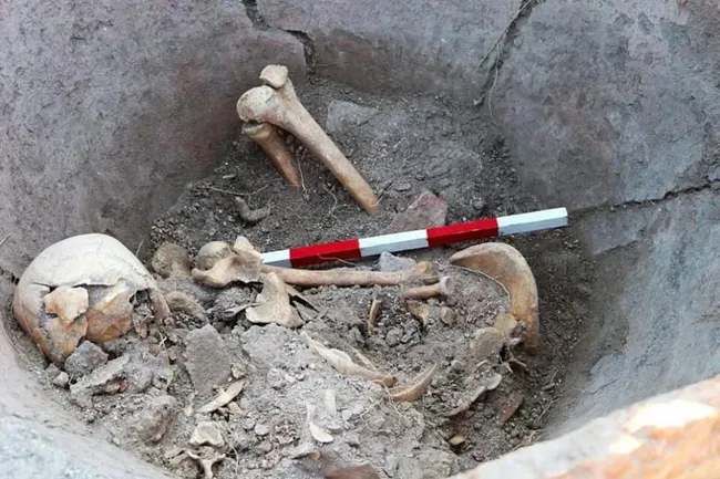 Скелет с двумя ножами нашли внутри древнего сосуда в Болгарии