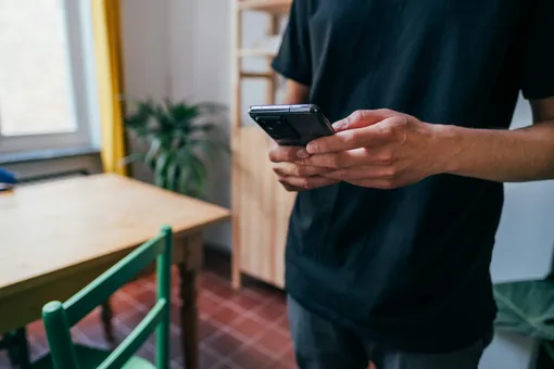 Смартфон в руках у мужчины