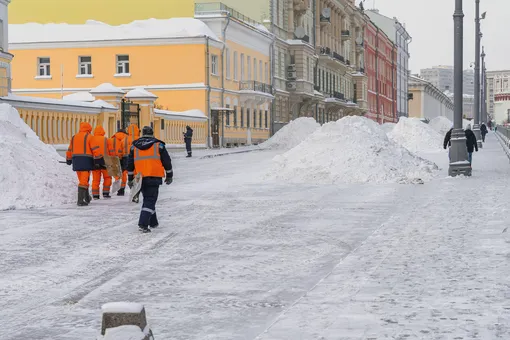 Сугробы на улице Сугробы на улице