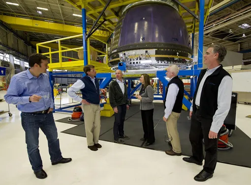 Джефф Безос устраивает тур по капсуле экипажа Blue Origin для сотрудников NASA, 2011 год Джефф Безос, 2011 год