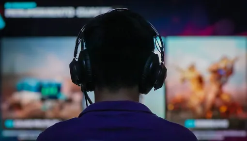 Геймер в наушниках Геймер в наушниках