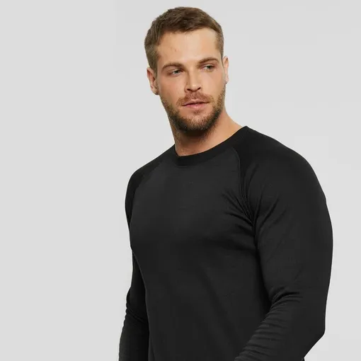 мужчина в облегающем черном топе мужчина в облегающем черном топе