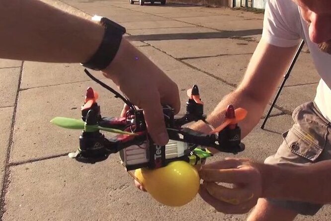 Pollockopter: дрон-художник рисует абстрактные картины шариками с краской Pollockopter: дрон-художник рисует абстрактные картины шариками с краской