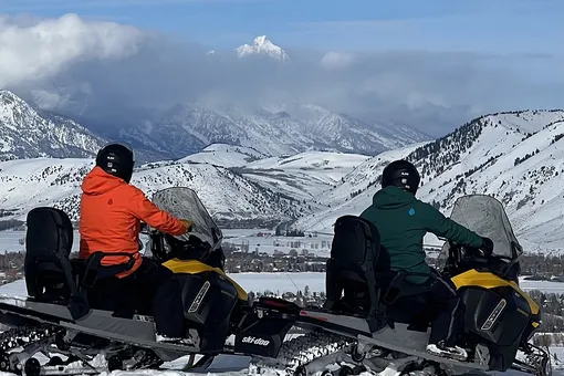 два снегохода, красивый вид на горы