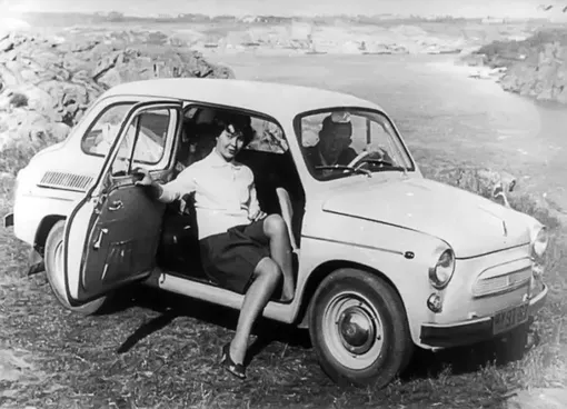 девушка в салоне заз-965