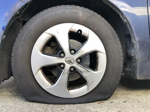 спущенная шина спущенная шина