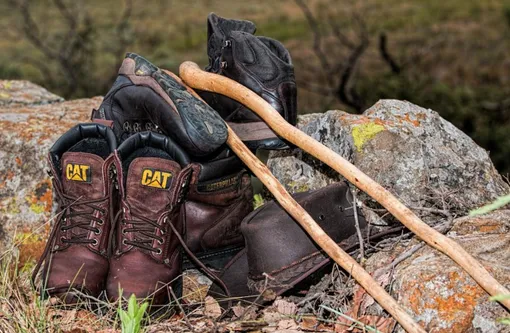 ботинки на камнях