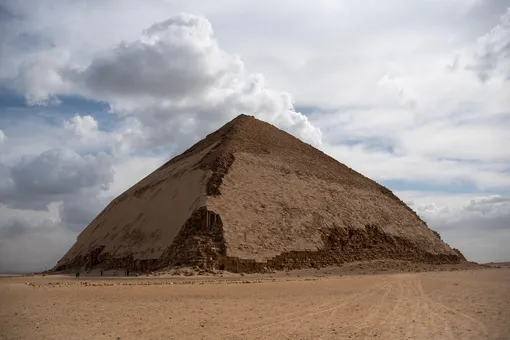 Ломаная пирамида считается первой настоящей пирамидой с гладкими сторонами в Египте. Ломаная пирамида в Египте