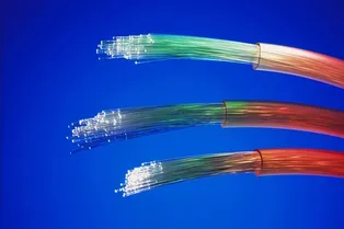 Полые стеклянные трубки увеличат скорость передачи данных по интернету в 1000 раз