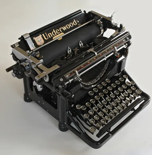 Пишущая машинка «Ундервуд» (англ. Underwood), производилась с 1896 года и много десятилетий была главным орудием труда писателей и журналистов. Википедия Пишущая машинка «Ундервуд» (англ. Underwood), производилась с 1896 года и много десятилетий была главным орудием труда писателей и журналистов. Википедия