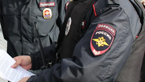 полицейский составляет протокол