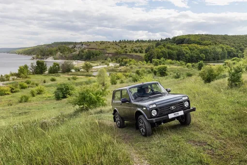 Lada Niva Legend на зеленом холме Lada Niva Legend на зеленом холме