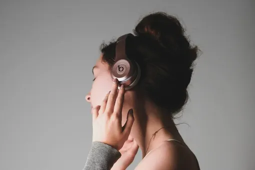 Секреты нашего мозга: почему мы неосознанно притоптываем в такт музыки Секреты нашего мозга: почему мы неосознанно притоптываем в такт музыки