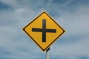 Патовая ситуация на дороге: помогите 4 водителям решить, кому ехать первым Патовая ситуация на дороге: помогите 4 водителям решить, кому ехать первым