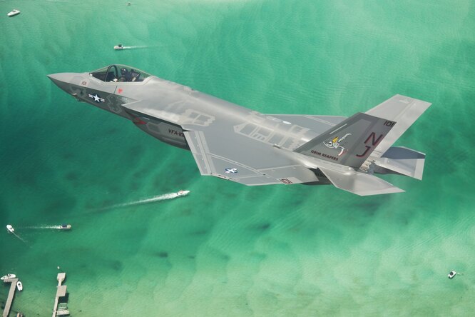 Истребитель F-35 получил бортовой софт с глюками и багами. Как на этом летать? Истребитель F-35 получил бортовой софт с глюками и багами. Как на этом летать?
