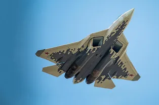 Сборку первого серийного Су-57 показали на видео Сборку первого серийного Су-57 показали на видео