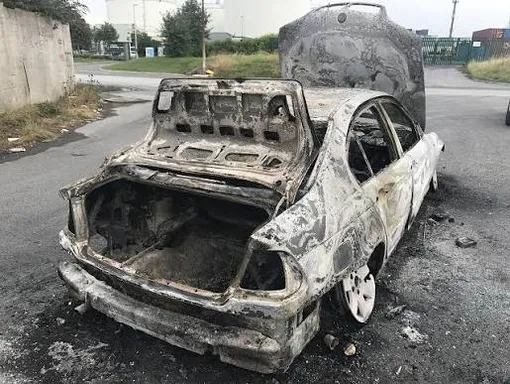 сгоревший автомобиль bmw сгоревший автомобиль bmw