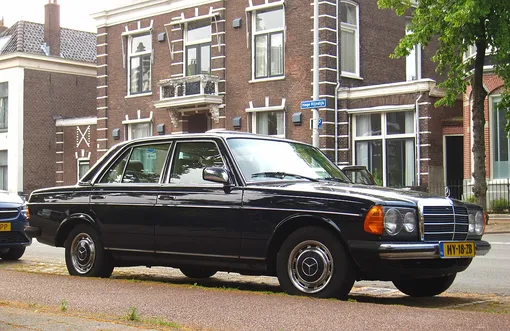 Mercedes-Benz W123 black