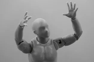 В Китае нейросеть стала арбитражным судьей! Вот как используют ИИ