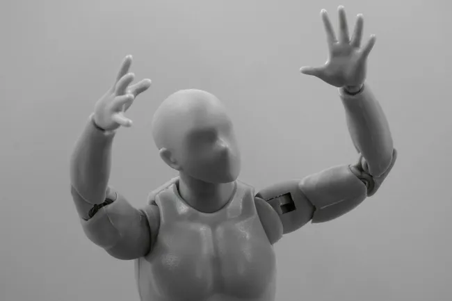 В Китае нейросеть стала арбитражным судьей! Вот как используют ИИ