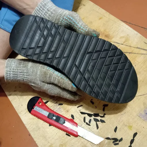 ботинок с надрезами на подошве